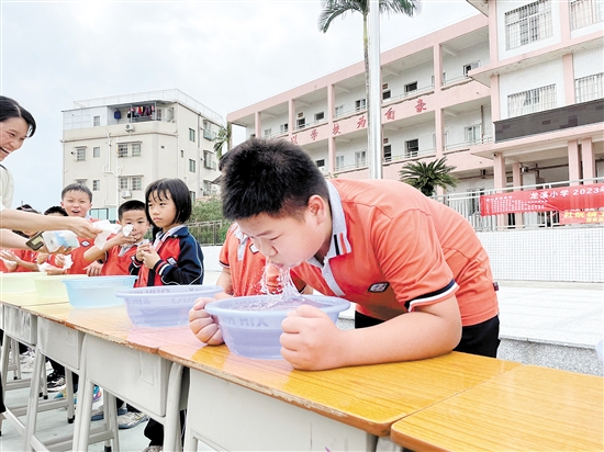 蓬江區(qū)杜阮鎮(zhèn)龍溪小學(xué)開展“小水盆”憋氣小實驗。.jpg